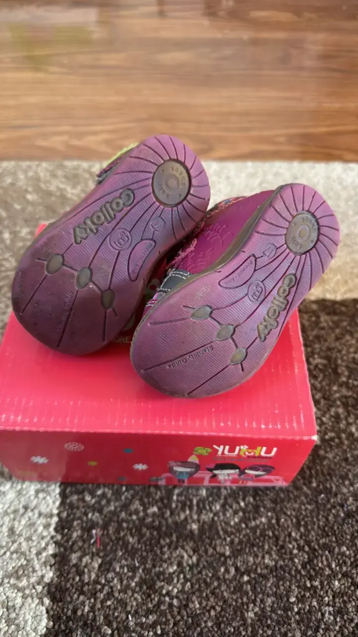 Zapatos de bebé color rosa con velcro - 3