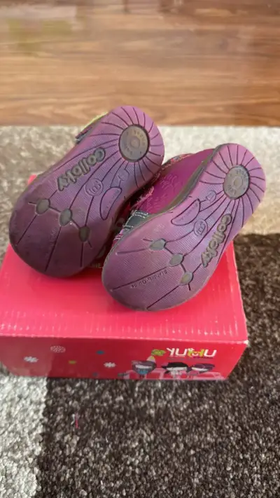 Zapatos de bebé color rosa con velcro - miniatura 3