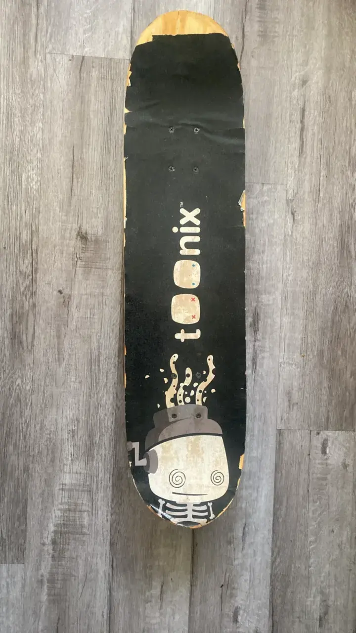 Skateboard Toonix con diseño único y funda - 1