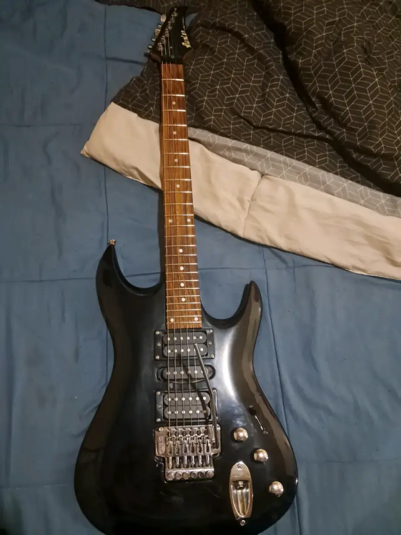 Guitarra eléctrica negra con puente flotante