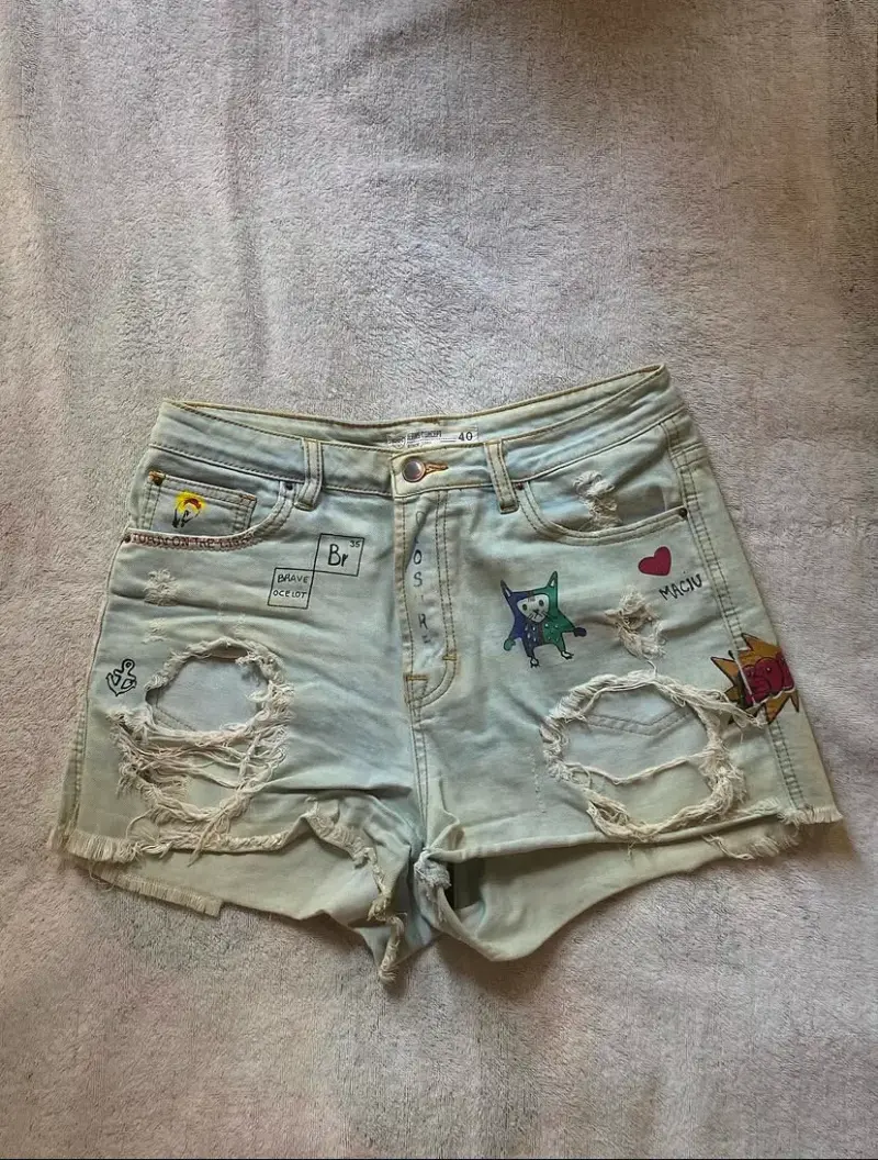 Shorts de mezclilla con diseño - 1