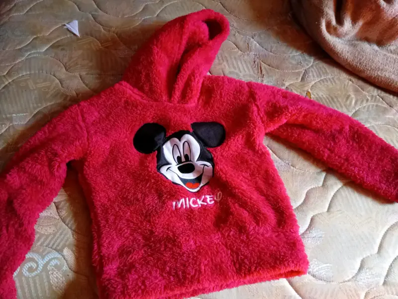 Polerón de felpa rojo con capucha y diseño de personaje - 1