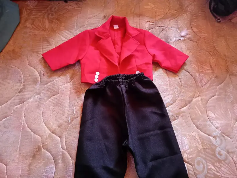 Polerón de felpa rojo con capucha y diseño de personaje - 5
