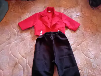 Polerón de felpa rojo con capucha y diseño de personaje - miniatura 5