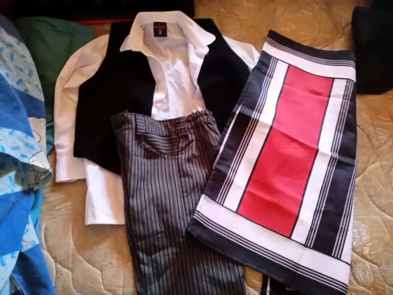 Polerón de felpa rojo con capucha y diseño de personaje - 6