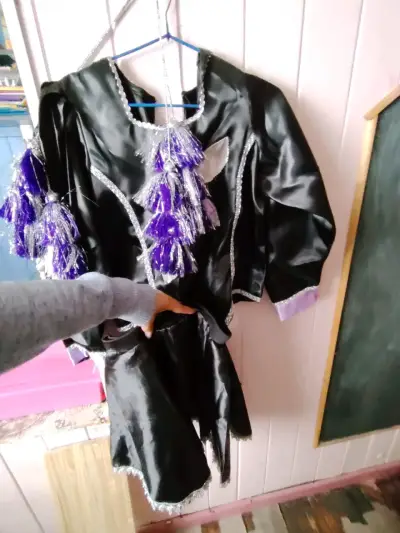 Traje de Danza Folclórica Negra y Morada - miniatura 4