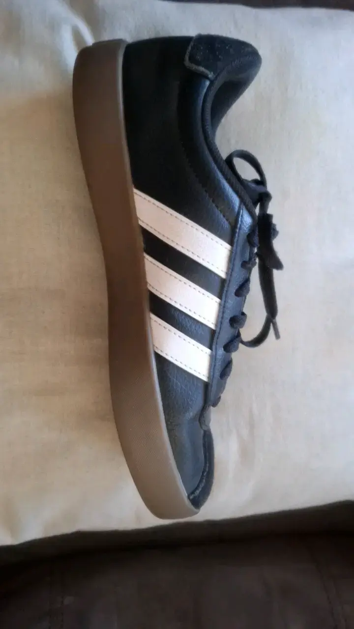 Zapatillas deportivas negras con franjas blancas - 1