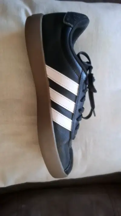 Zapatillas deportivas negras con franjas blancas - miniatura 1