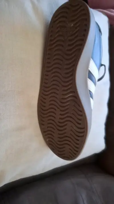 Zapatillas deportivas negras con franjas blancas - miniatura 2
