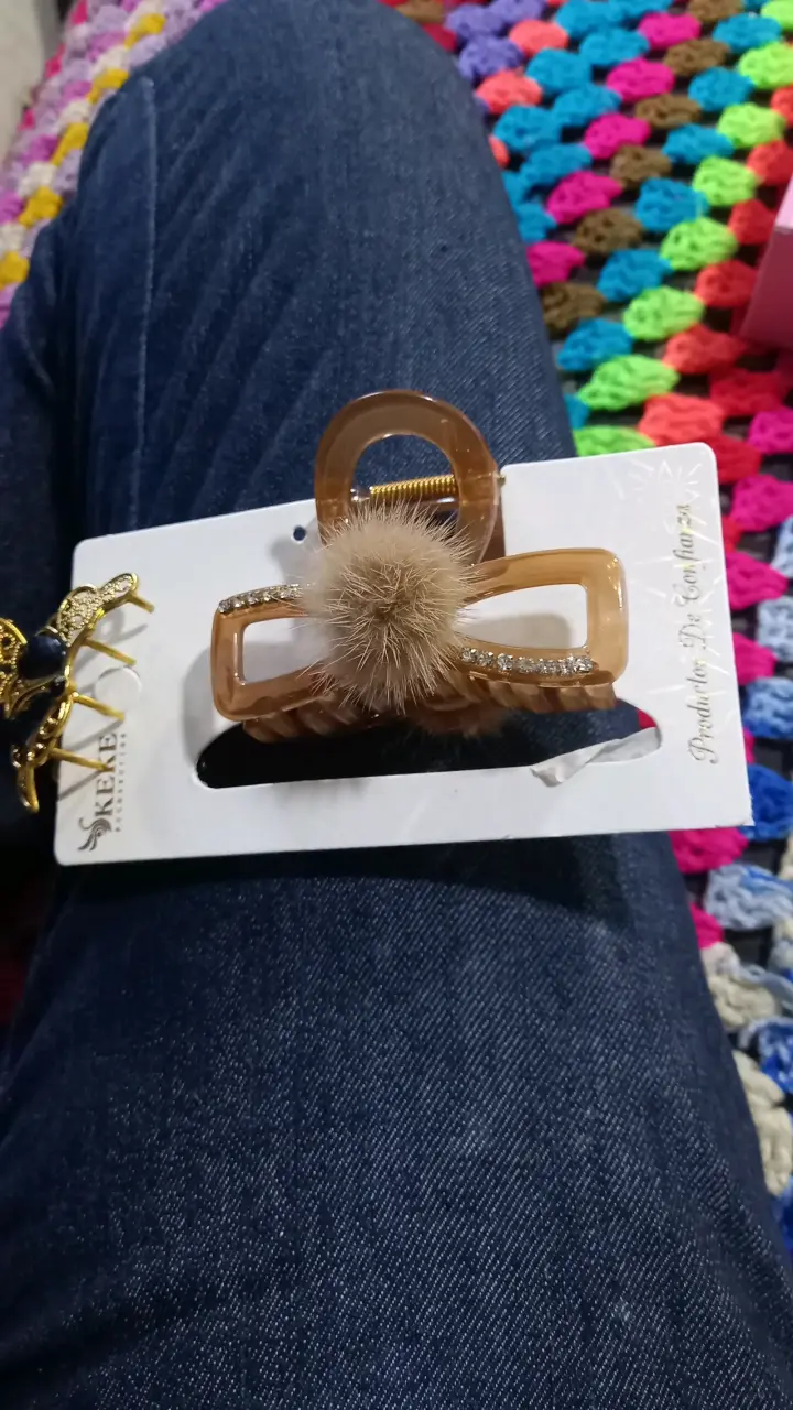 Pinza de cabello con pompon y brillantes - 1