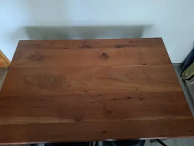 Comedor de madera nativa con banca y sillas tolix. - miniatura 3