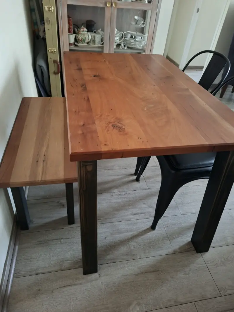 Comedor de madera nativa con banca y sillas tolix. - 4