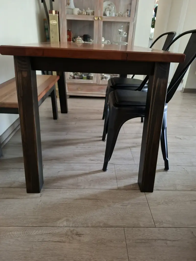 Comedor de madera nativa con banca y sillas tolix. - 6