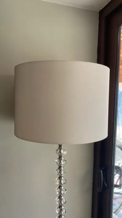 Lámpara de pie con base de cristal y pantalla beige - miniatura 3