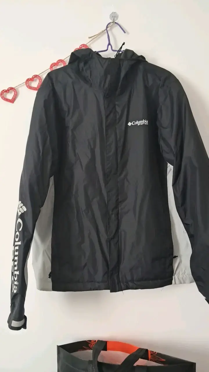 Chaqueta impermeable Columbia negra con capucha - 1
