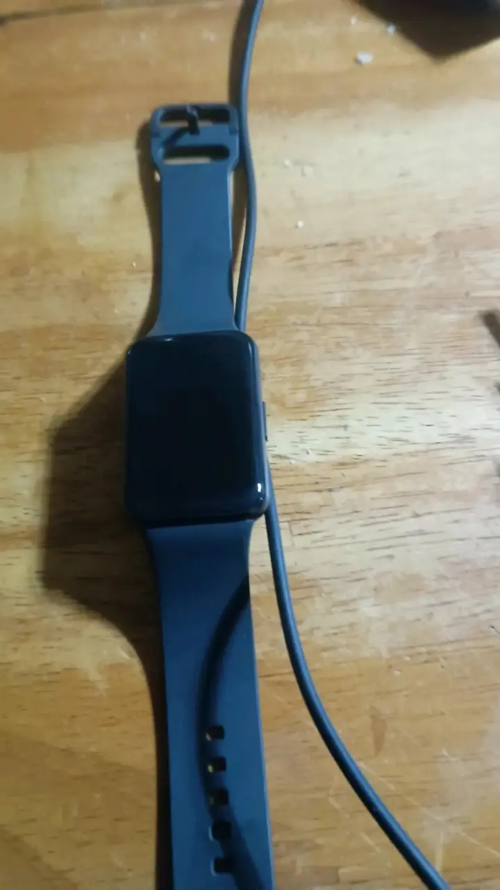 Reloj inteligente con correa negra y cargador