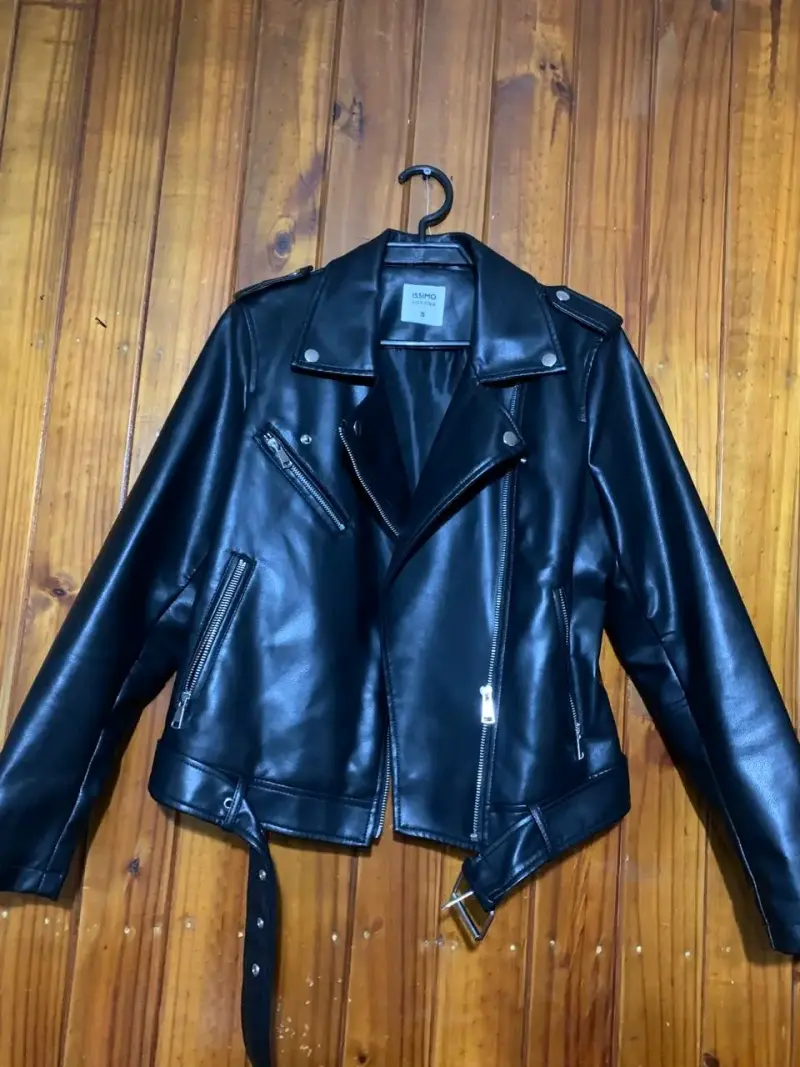 Chaqueta de cuero negra estilo biker para mujer