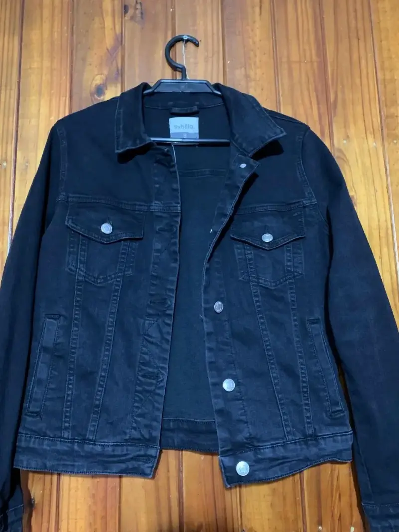 Chaqueta de mezclilla negra para mujer Sybilla