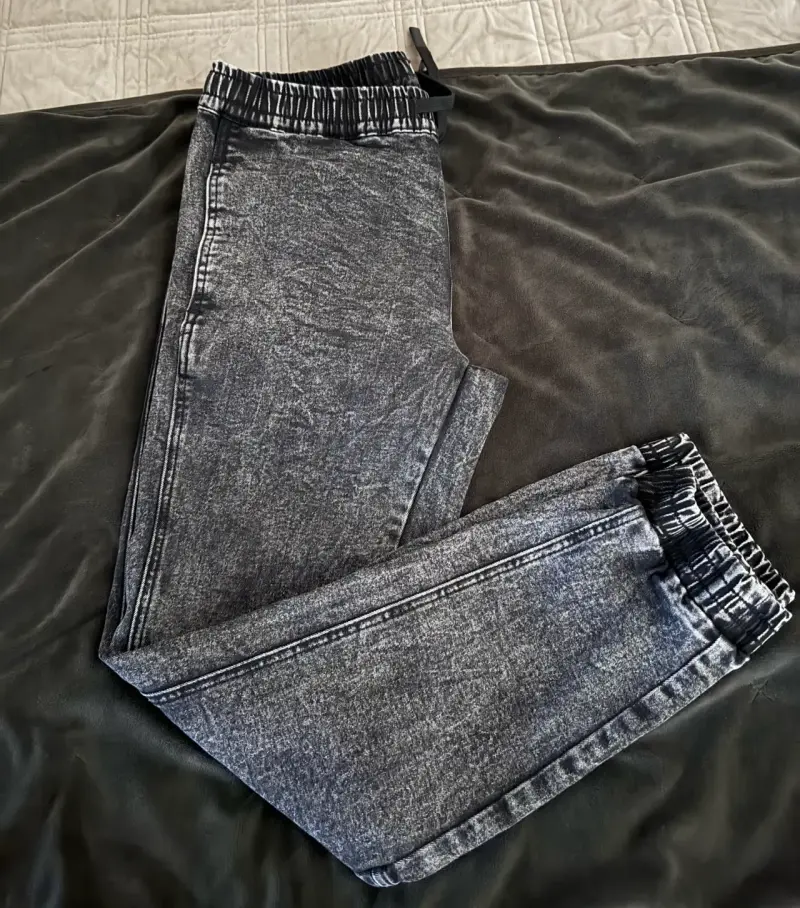 Pantalones jogger de mezclilla gris para hombre