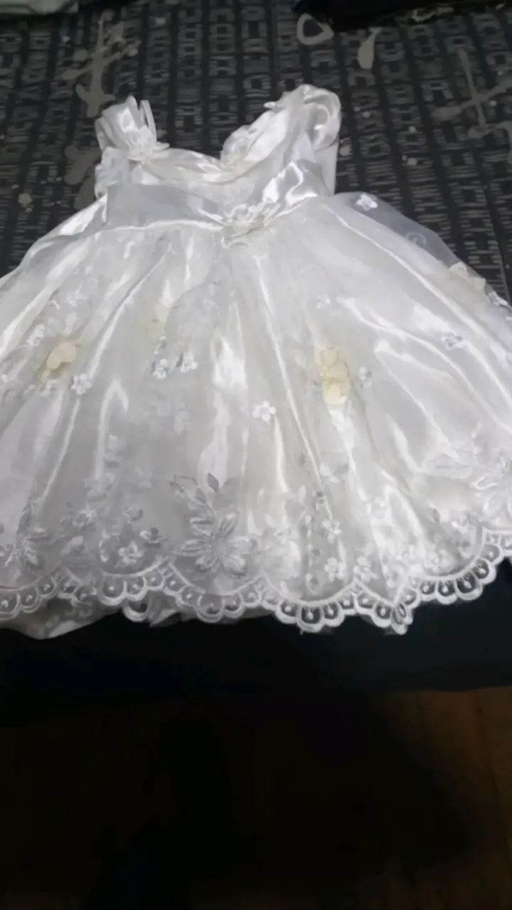 Vestido de bautizo blanco con encaje floral