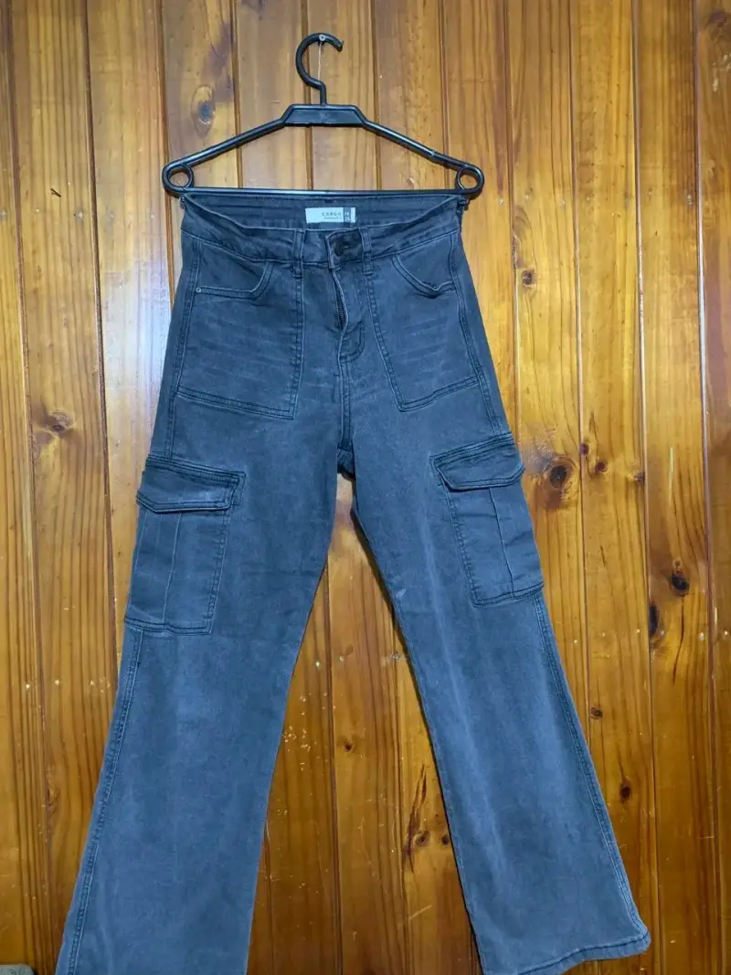 Pantalones cargo gris oscuro para mujer