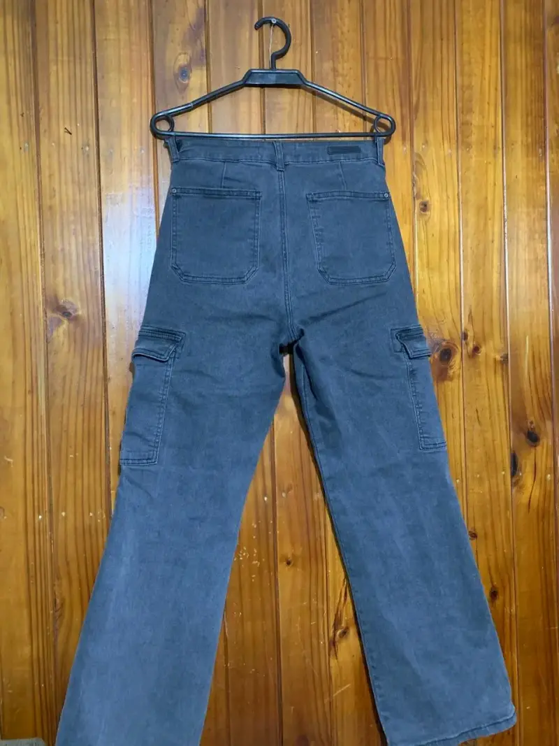 Pantalones cargo gris oscuro para mujer - 2