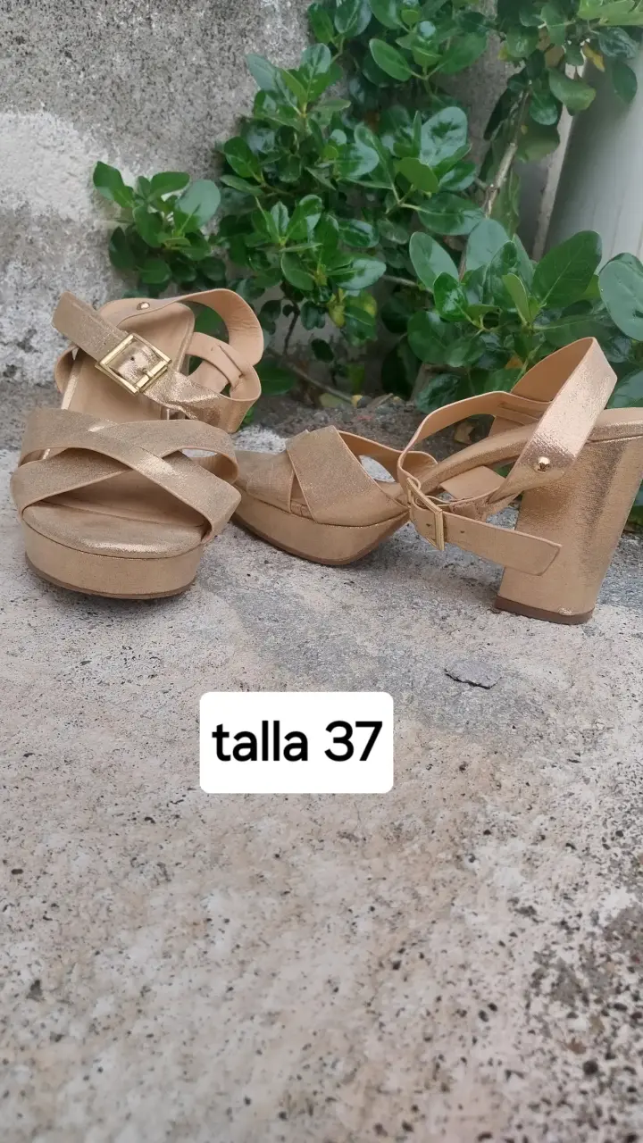 Sandalias de tacón doradas talla 37