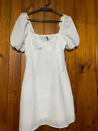 Vestido blanco con mangas abullonadas - miniatura 1