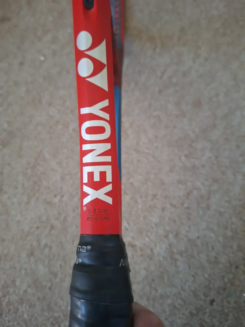 Raqueta de tenis Yonex Vcore reparada - 2