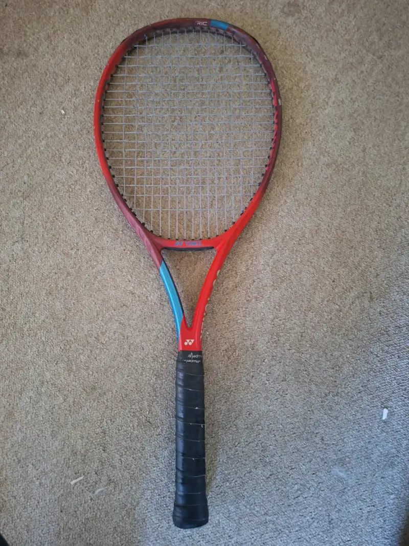 Raqueta de tenis Yonex Vcore reparada - 3