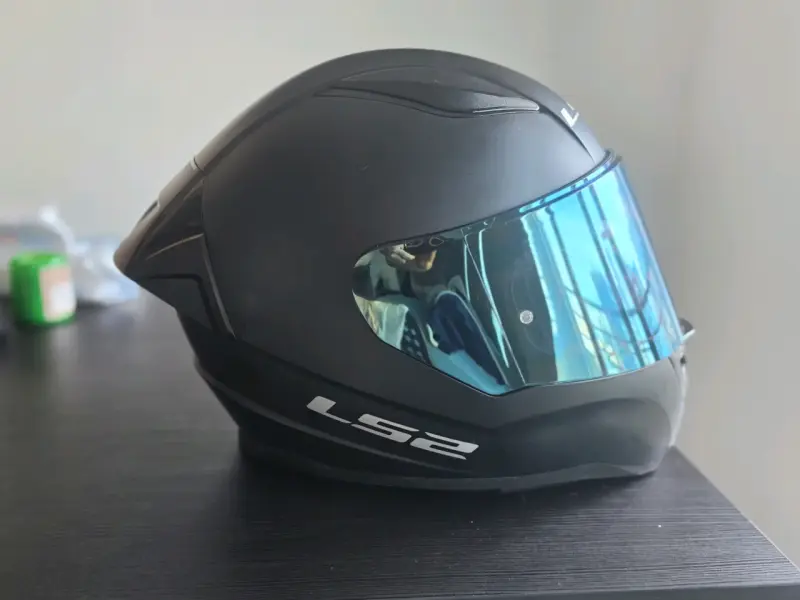 Casco de moto LS2 negro con visor azul - 1