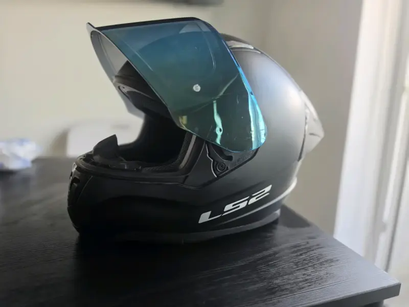 Casco de moto LS2 negro con visor azul - 2