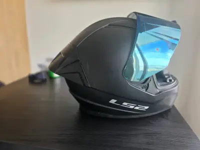 Casco de moto LS2 negro con visor azul - miniatura 3