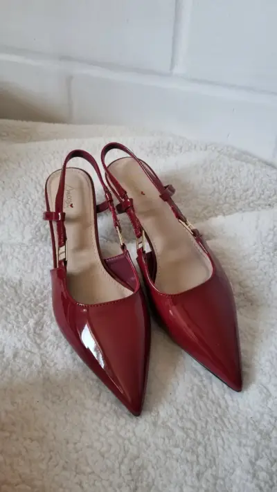 Zapatos de tacón rojo charol elegante - miniatura 1