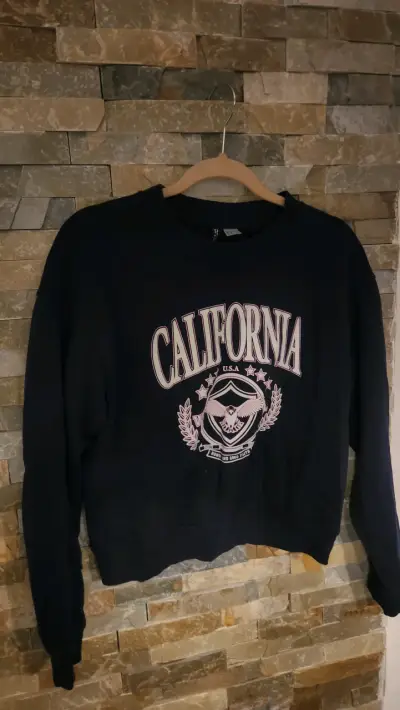 Polerón negro con diseño California - miniatura 1