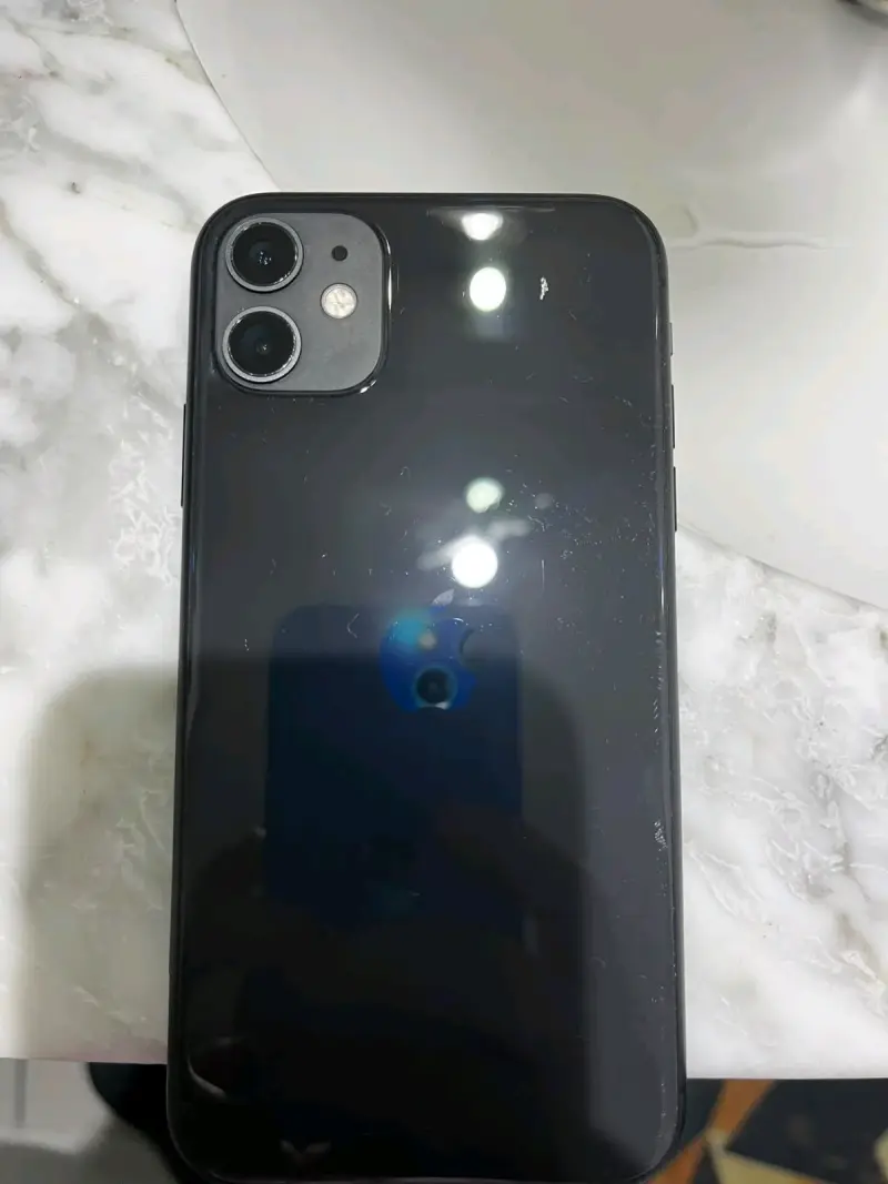 iPhone 11 en buen estado con pantalla de 6.1 pulgadas - 1