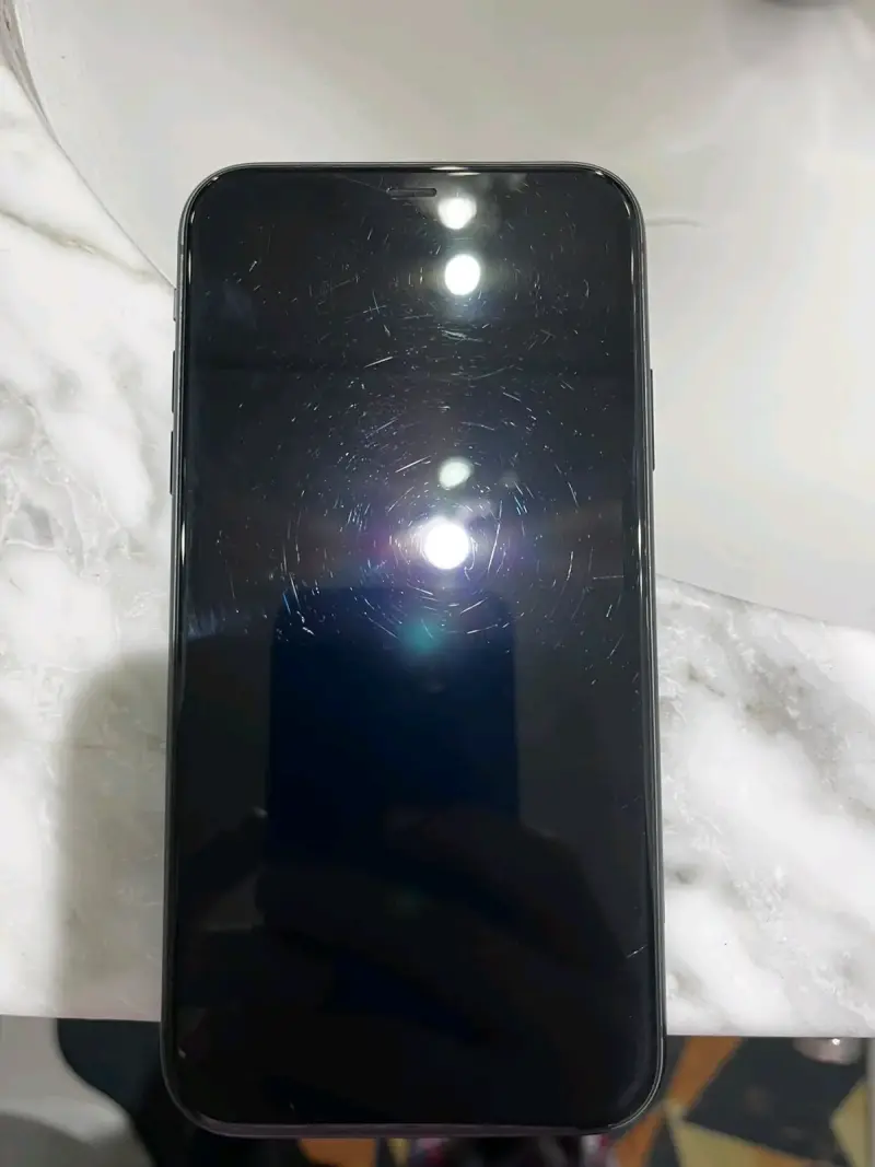 iPhone 11 en buen estado con pantalla de 6.1 pulgadas - 2
