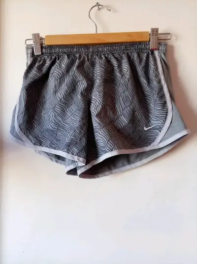 Shorts deportivos Nike Dri-Fit gris para hombre - miniatura 1