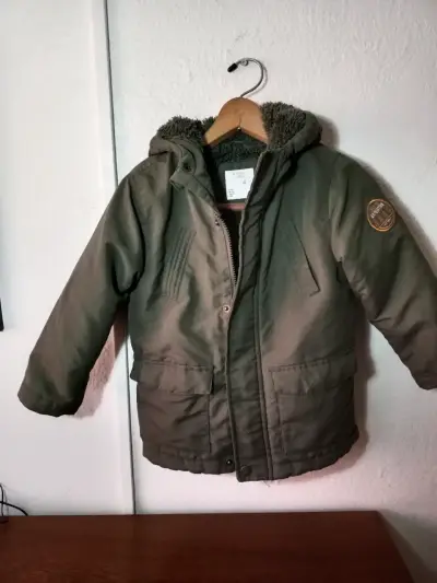 Chaqueta de invierno para niño verde con capucha - miniatura 1