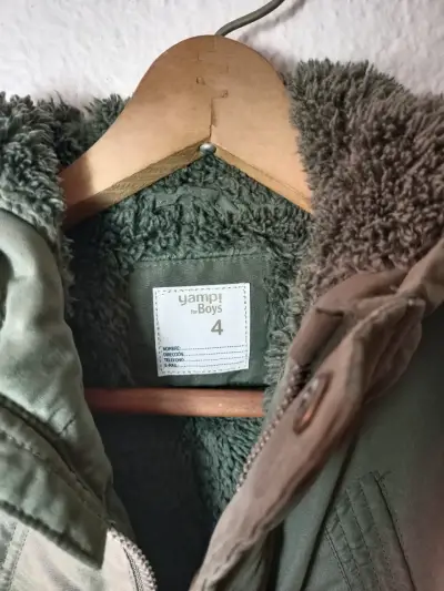 Chaqueta de invierno para niño verde con capucha - miniatura 3