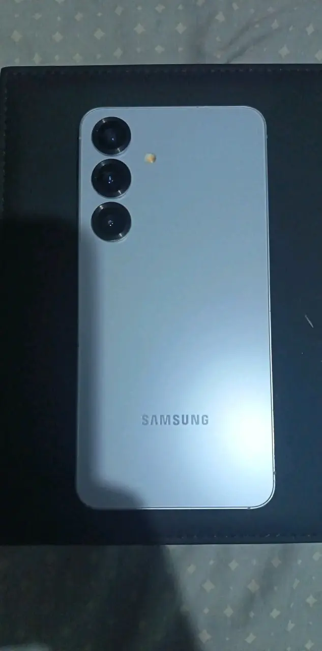 Smartphone Samsung Galaxy S25 en buen estado - 2