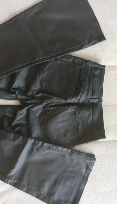 Pantalones de cuero sintético negros para mujer - miniatura 2