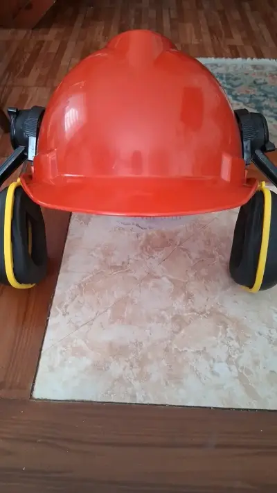Casco de seguridad rojo con protectores auditivos - miniatura 1
