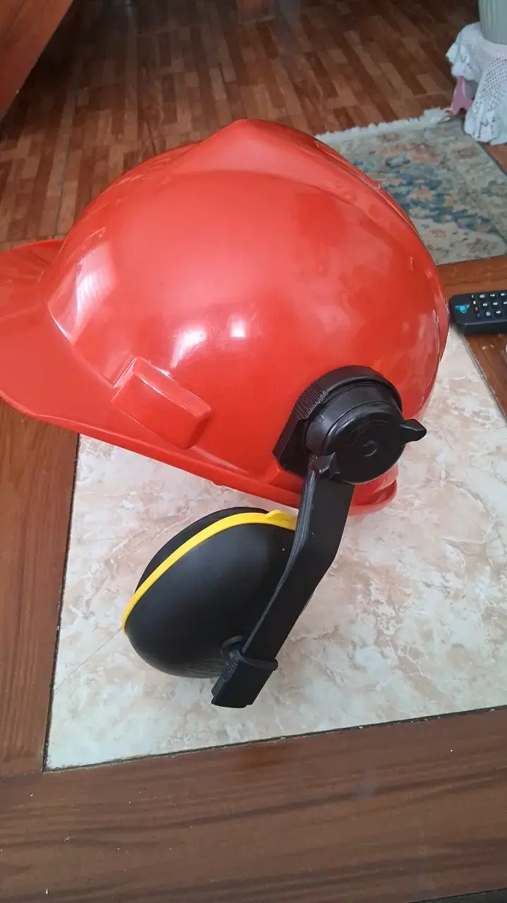 Casco de seguridad rojo con protectores auditivos - 2