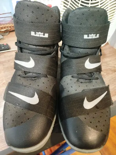 Zapatillas deportivas negras Nike LeBron son copia - miniatura 1
