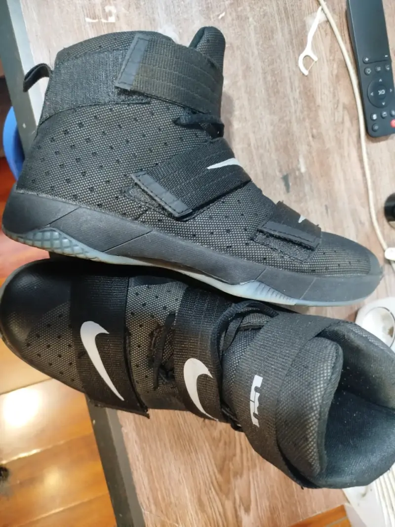 Zapatillas deportivas negras Nike LeBron son copia - 2