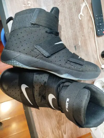 Zapatillas deportivas negras Nike LeBron son copia - miniatura 2