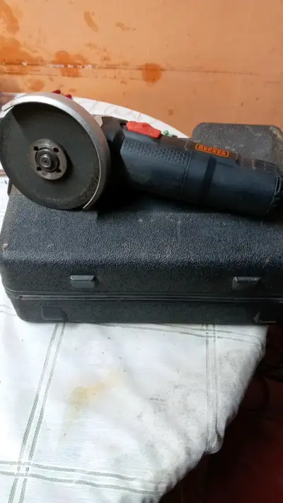 Esmeril angular Black & Decker con estuche - miniatura 1