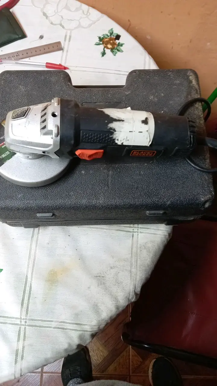 Esmeril angular Black & Decker con estuche - 2