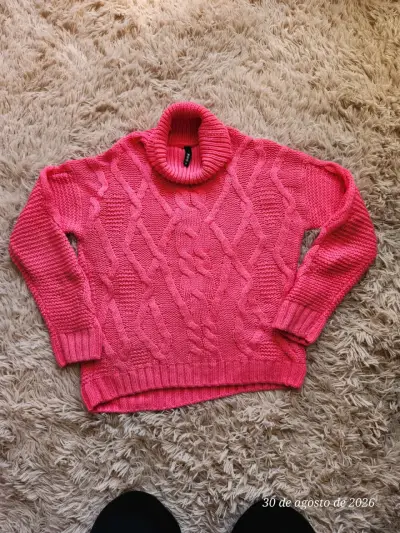 Suéter de lana rosa con cuello alto - miniatura 1